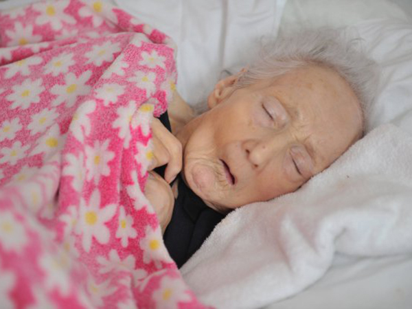 بالفيديو: كاميرا مراقبة تفضح تصرّفات مركز الرعاية ... مشاهد صادمة